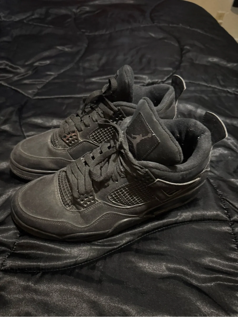 Jordan Retro 4 Sneakers in Black